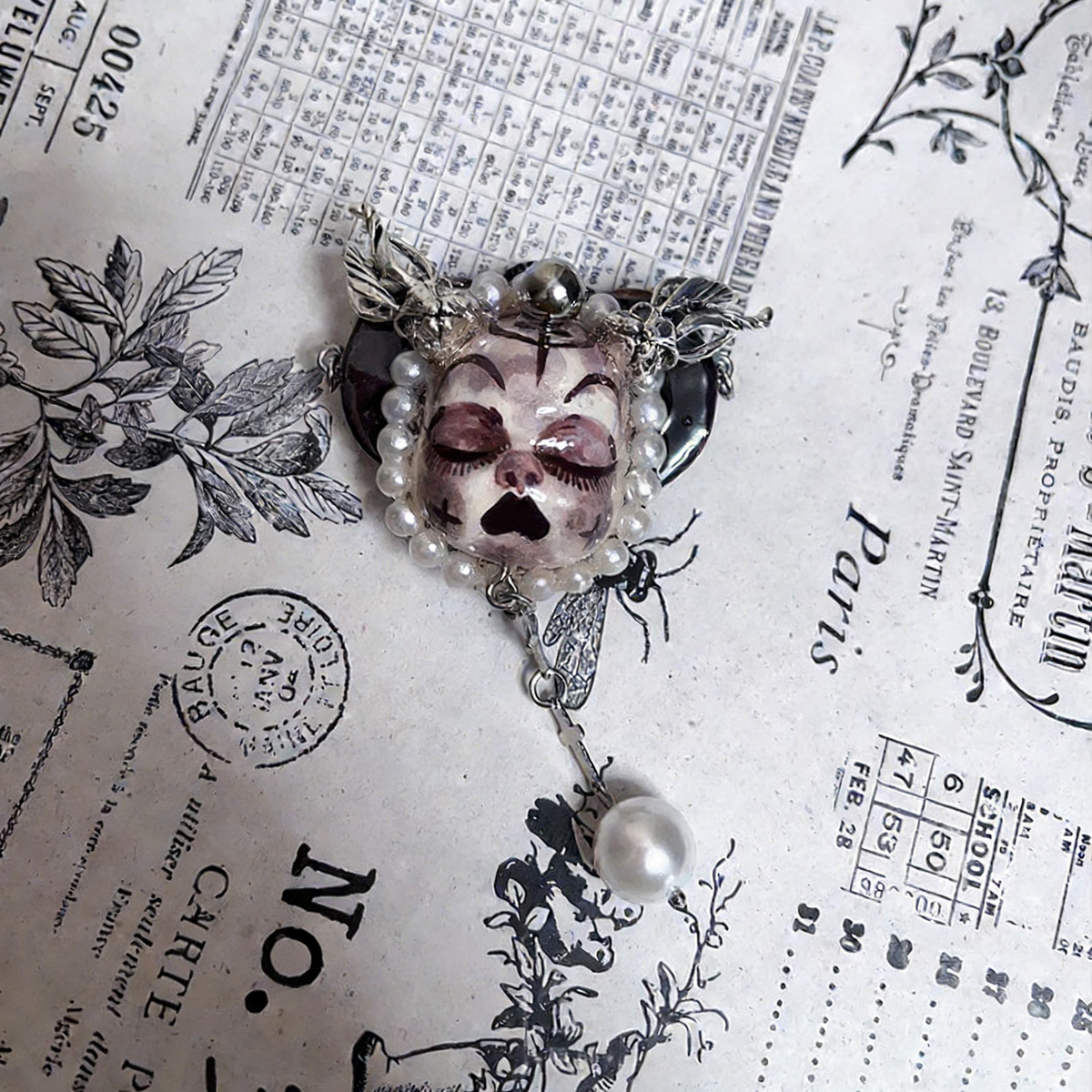Gloomy Wing Purple Face Brooch