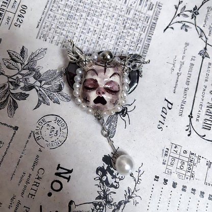 Gloomy Wing Purple Face Brooch