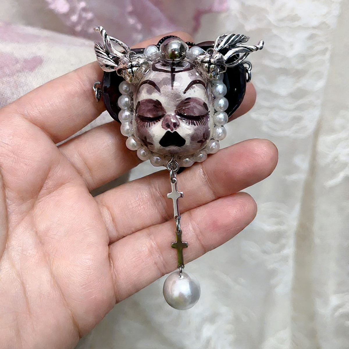 Gloomy Wing Purple Face Brooch