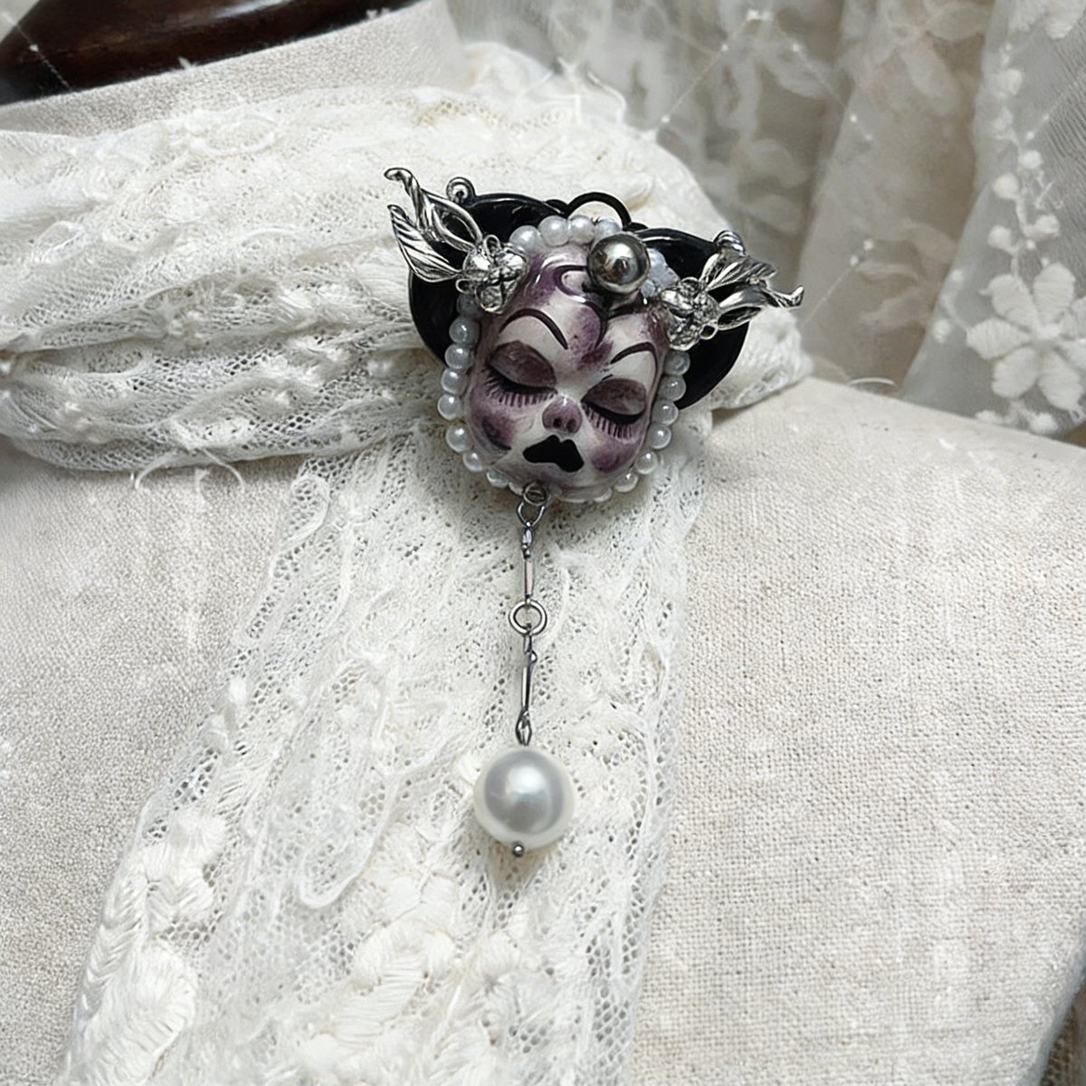 Gloomy Wing Purple Face Brooch